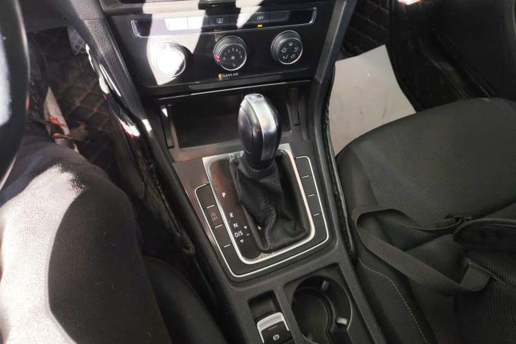 Used Volkswagen Golf 2019 200TSI DSG Comfort & Ambition Edition China VI Standard Gear Lever