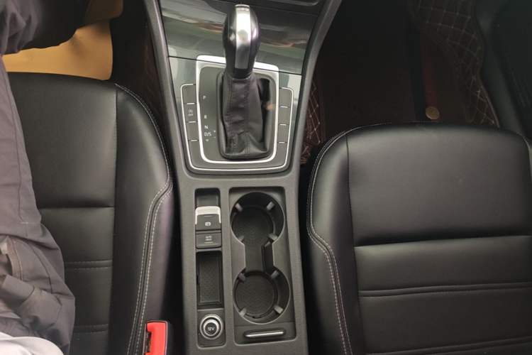 Used Volkswagen Golf 2019 200TSI DSG Comfort & Ambition Edition China VI Standard Gear Lever