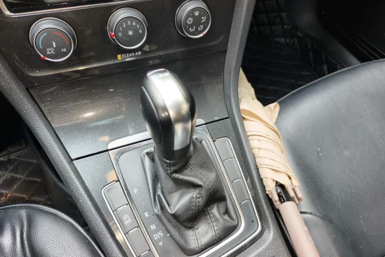 Used Volkswagen Golf 2019 200TSI DSG Comfort & Ambition Edition China VI Standard Gear Lever