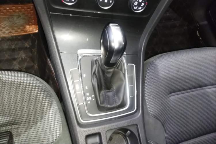 Used Volkswagen Golf 2019 280TSI DSG Comfort Version China VI Standard Gear Lever