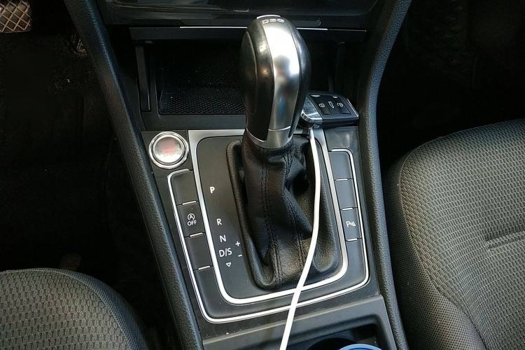 Used Volkswagen Golf 2019 1.8TSI Travel Edition Gear Lever