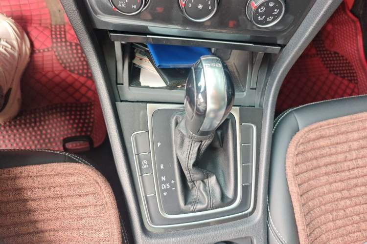 Used Volkswagen Golf 2019 200TSI DSG Comfort Version China VI Standard Gear Lever