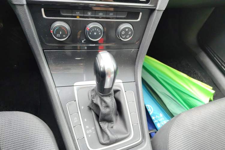 Used Volkswagen Golf 2019 280TSI DSG Comfort Version China VI Standard Gear Lever