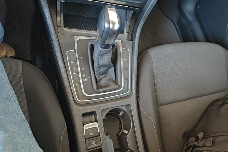 Used Volkswagen Golf 2019 200TSI DSG Comfort & Ambition Edition China VI Standard Gear Lever