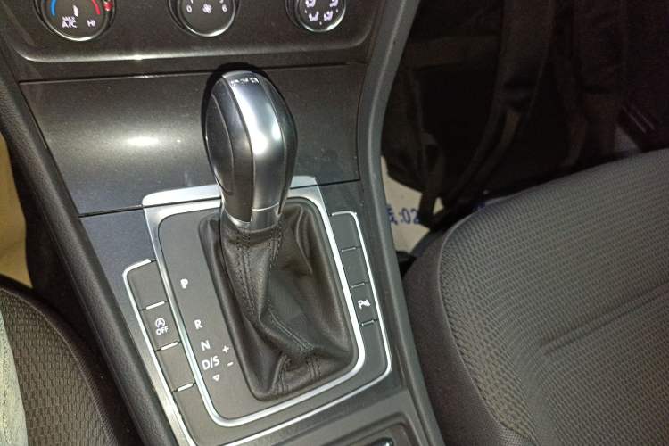 Used Volkswagen Golf 2019 1.8TSI Travel Edition Gear Lever