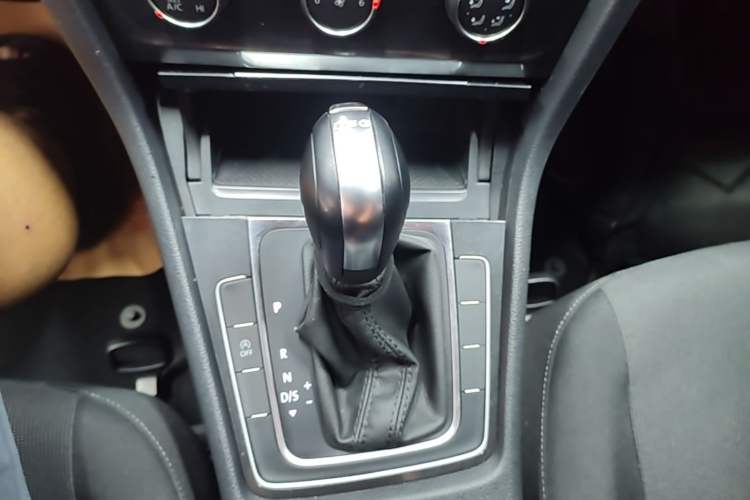 Used Volkswagen Golf 2019 200TSI DSG Comfort & Ambition Edition China VI Standard Gear Lever