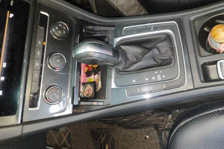 Used Volkswagen Golf 2019 1.8TSI Travel Edition Gear Lever