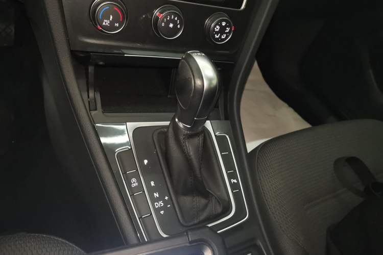 Used Volkswagen Golf 2019 1.8TSI Travel Edition Gear Lever