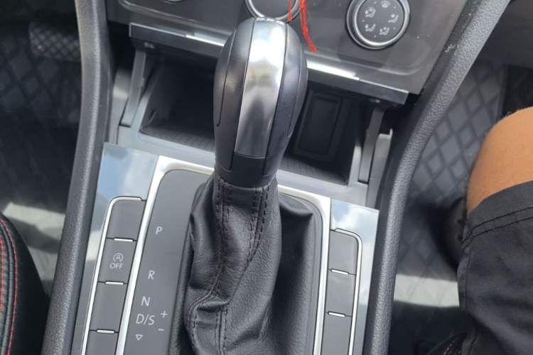 Used Volkswagen Golf 2019 200TSI DSG Comfort & Ambition Edition China VI Standard Gear Lever