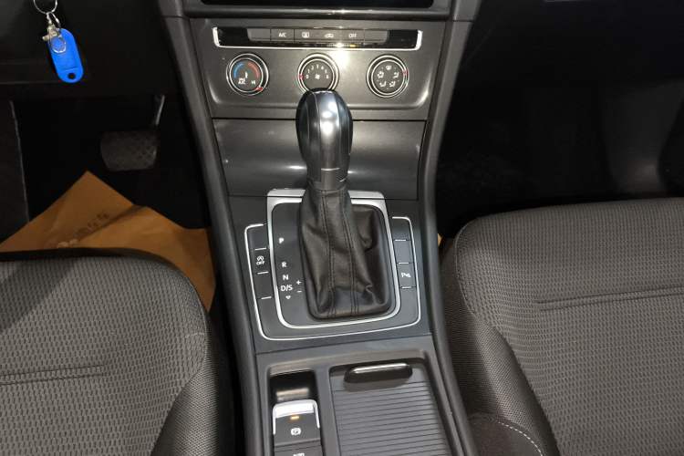 Used Volkswagen Golf 2019 1.8TSI Travel Edition Gear Lever