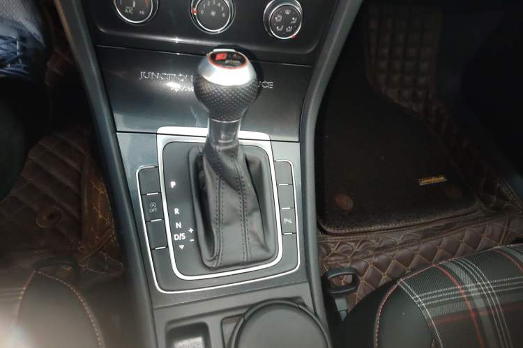 Used Volkswagen Golf 2019 1.8TSI Travel Edition Gear Lever