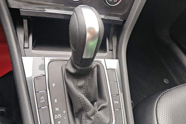 Used Volkswagen Golf 2019 1.8TSI Travel Edition Gear Lever