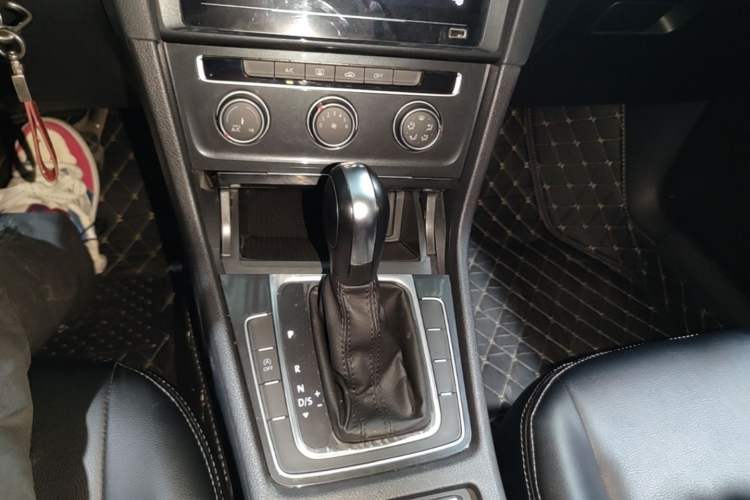Used Volkswagen Golf 2019 200TSI DSG Comfort & Ambition Edition China VI Standard Gear Lever