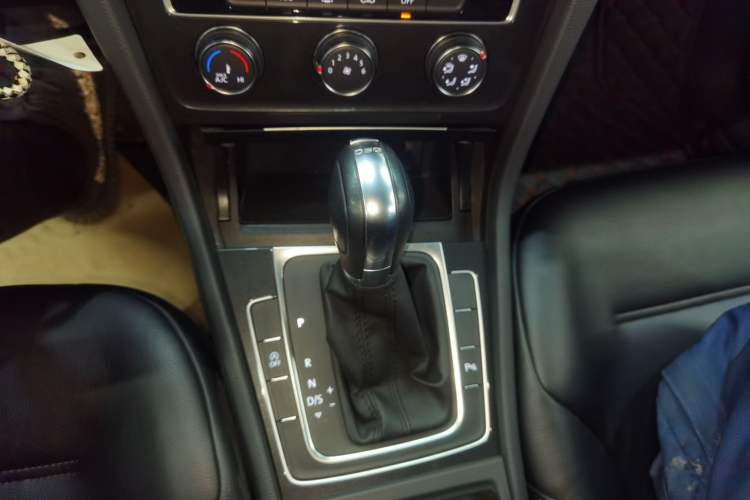 Used Volkswagen Golf 2019 1.8TSI Travel Edition Gear Lever