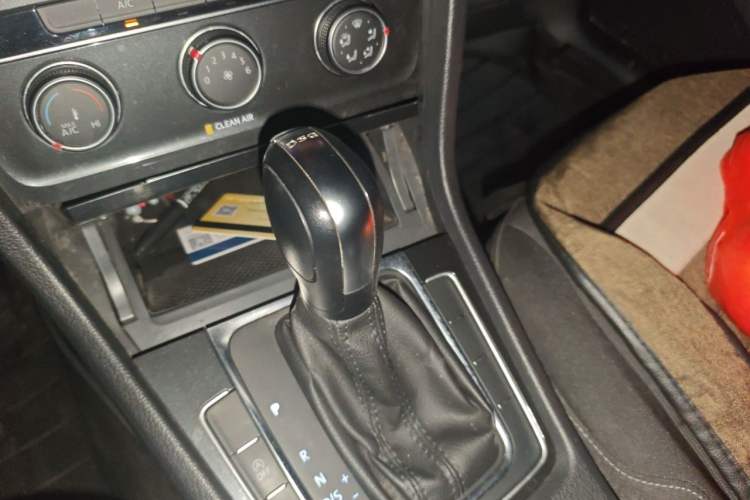Used Volkswagen Golf 2019 200TSI DSG Comfort & Ambition Edition China VI Standard Gear Lever