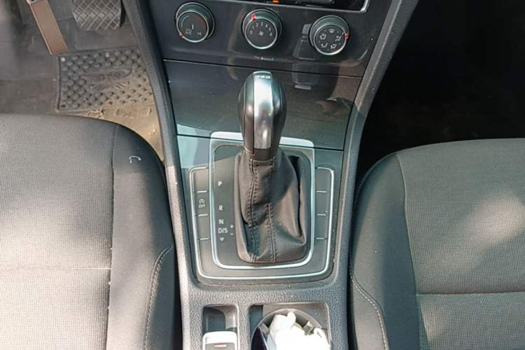 Used Volkswagen Golf 2019 200TSI DSG Comfort & Ambition Edition China VI Standard Gear Lever
