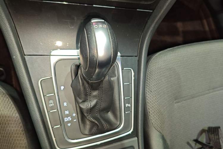 Used Volkswagen Golf 2019 1.8TSI Travel Edition Gear Lever