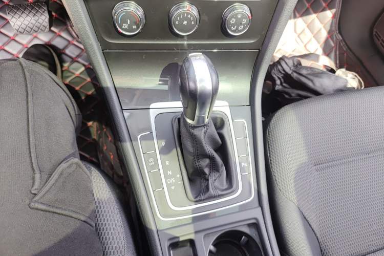 Used Volkswagen Golf 2019 1.8TSI Travel Edition Gear Lever