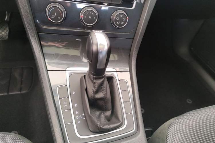 Used Volkswagen Golf 2019 280TSI DSG Comfort Version China VI Standard Gear Lever