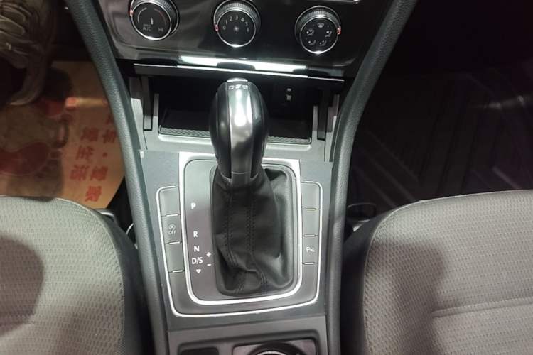 Used Volkswagen Golf 2019 1.8TSI Travel Edition Gear Lever