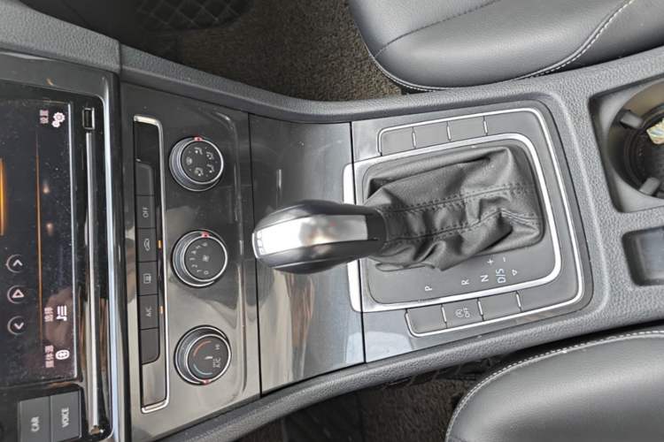 Used Volkswagen Golf 2019 200TSI DSG Comfort & Ambition Edition China VI Standard Gear Lever