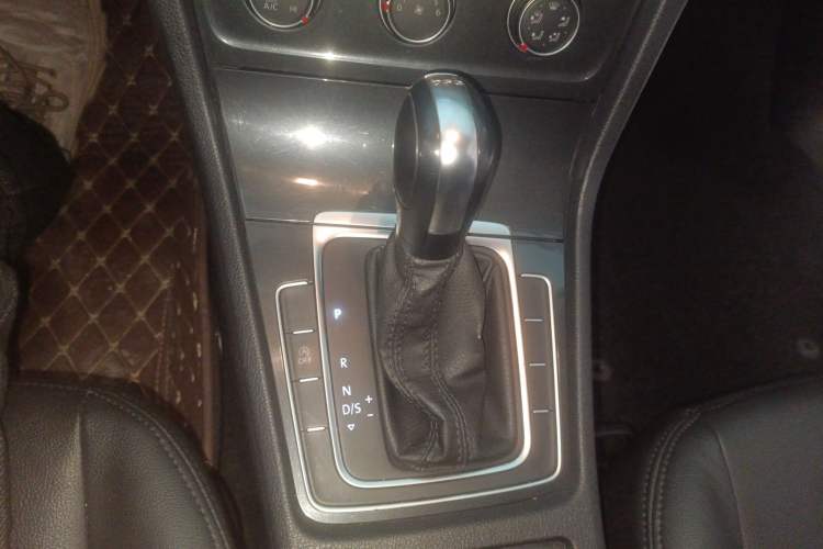 Used Volkswagen Golf 2019 200TSI DSG Comfort & Ambition Edition China VI Standard Gear Lever