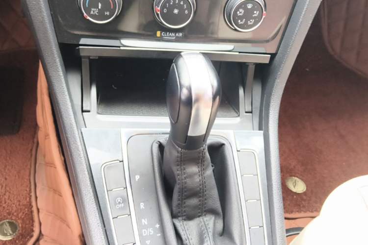 Used Volkswagen Golf 2019 200TSI DSG Comfort & Ambition Edition China VI Standard Gear Lever