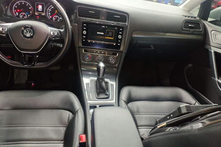 Used Volkswagen Golf 2019 1.8TSI Travel Edition Gear Lever