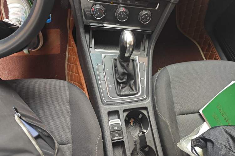 Used Volkswagen Golf 2019 200TSI DSG Comfort & Ambition Edition China VI Standard Gear Lever