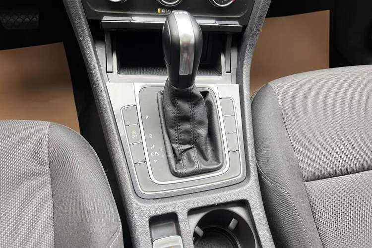 Used Volkswagen Golf 2019 200TSI DSG Comfort & Ambition Edition China VI Standard Gear Lever