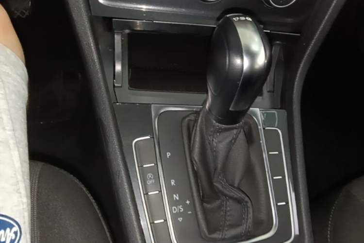 Used Volkswagen Golf 2019 200TSI DSG Comfort & Ambition Edition China VI Standard Gear Lever