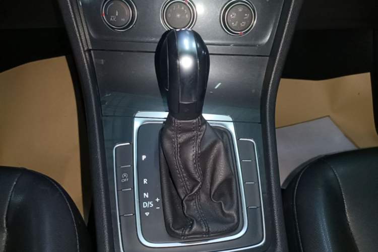 Used Volkswagen Golf 2019 200TSI DSG Comfort & Ambition Edition China VI Standard Gear Lever