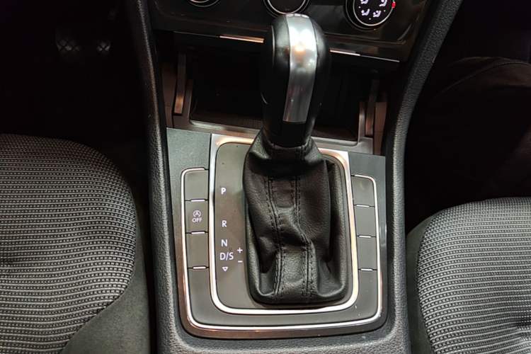 Used Volkswagen Golf 2019 280TSI DSG Comfort Version China VI Standard Gear Lever