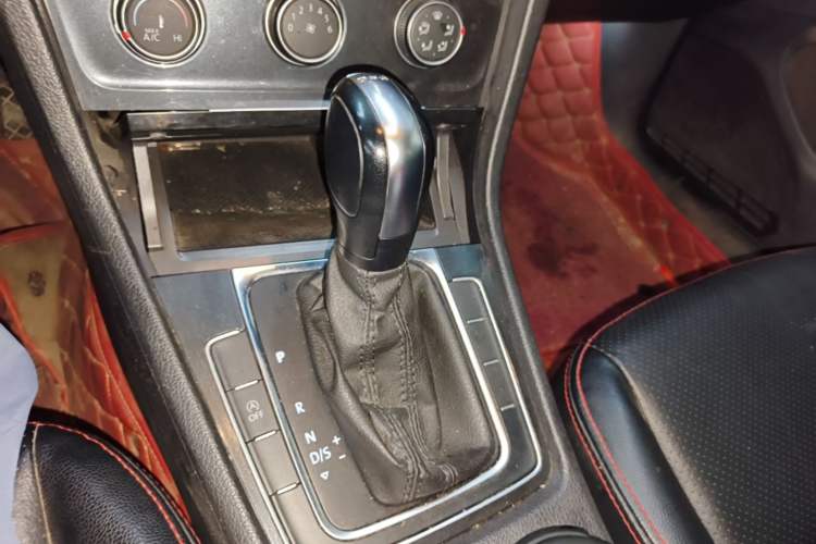 Used Volkswagen Golf 2019 200TSI DSG Comfort & Ambition Edition China VI Standard Gear Lever