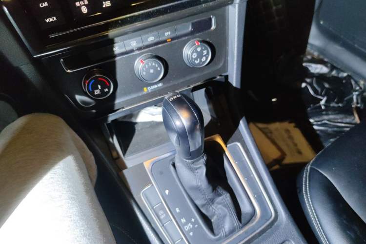 Used Volkswagen Golf 2019 200TSI DSG Comfort Version China VI Standard Gear Lever