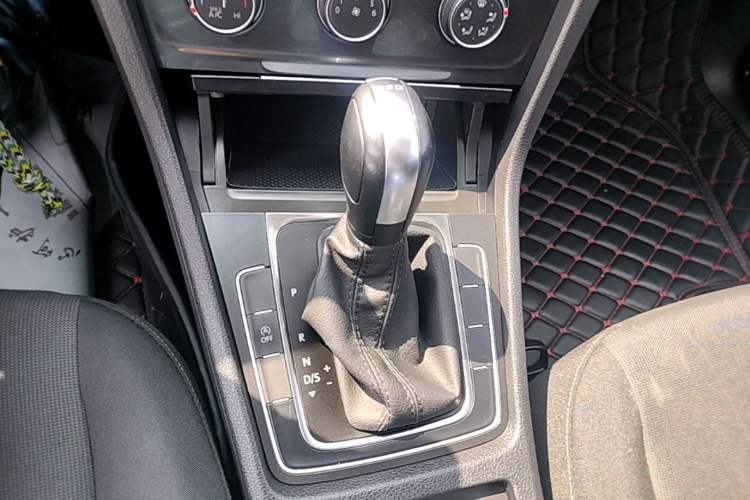 Used Volkswagen Golf 2019 200TSI DSG Comfort & Ambition Edition China VI Standard Gear Lever