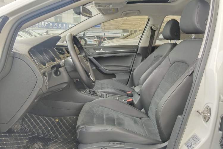 Used Volkswagen Golf 2019 280TSI DSG Luxury Version China VI Standard Interior 1