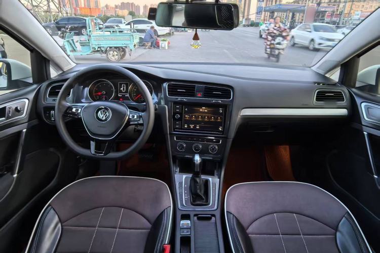 Used Volkswagen Golf 2019 200TSI DSG Comfort Version China VI Standard Interior 1