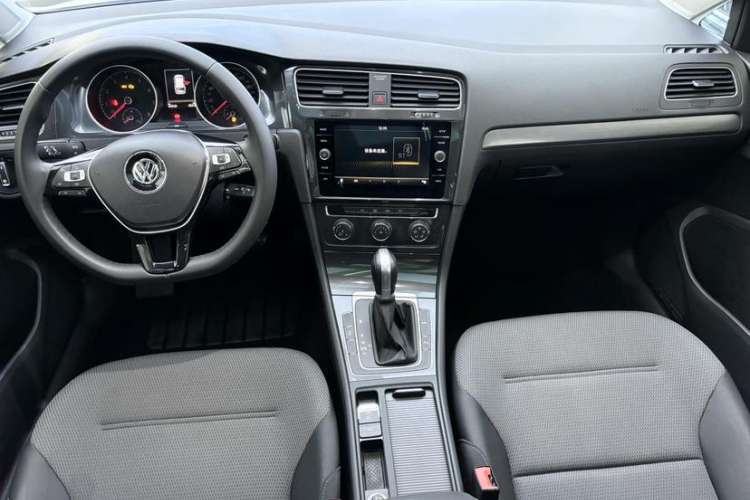 Used Volkswagen Golf 2019 1.8TSI Travel Edition Interior 1