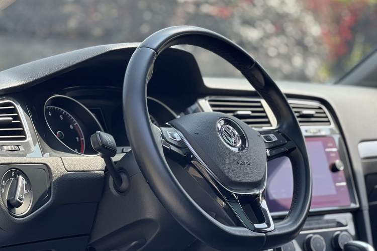 Used Volkswagen Golf 2019 1.8TSI Travel Edition Interior 1