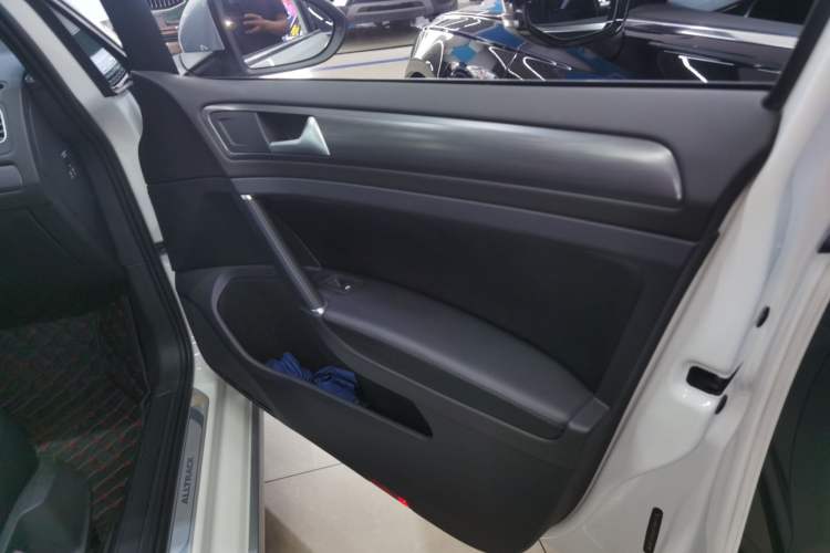 Used Volkswagen Golf 2019 1.8TSI Travel Edition Interior 2
