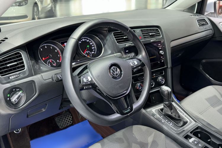 Used Volkswagen Golf 2019 1.8TSI Travel Edition Interior 2
