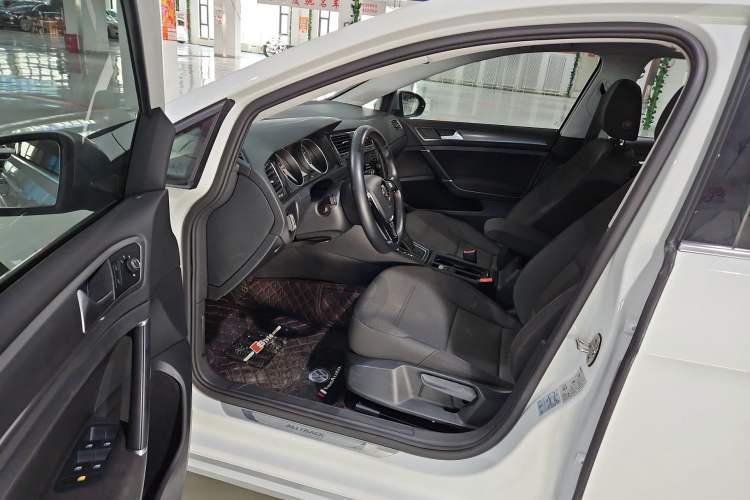 Used Volkswagen Golf 2019 1.8TSI Travel Edition Interior 2