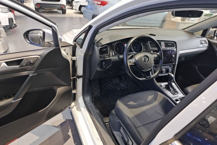 Used Volkswagen Golf 2019 1.8TSI Travel Edition Interior 2