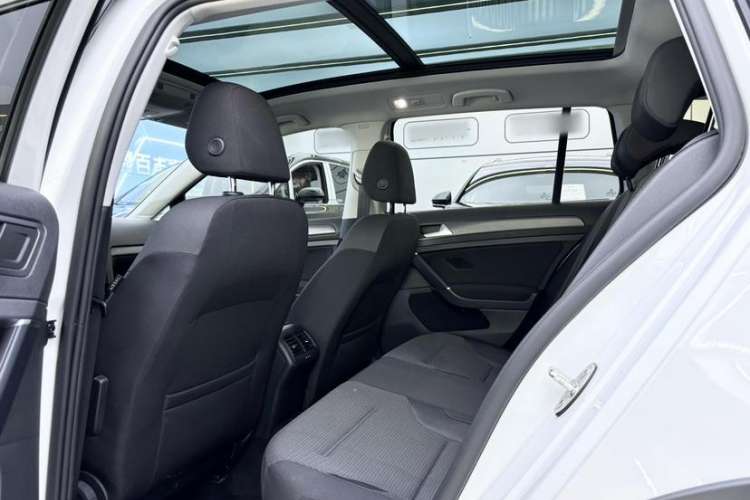 Used Volkswagen Golf 2019 1.8TSI Travel Edition Interior 3