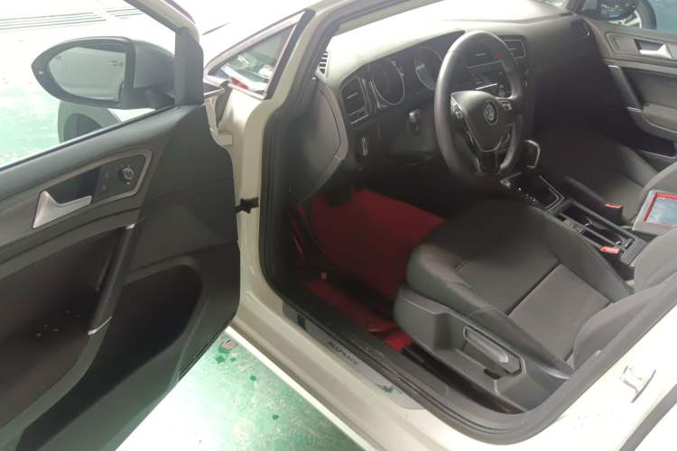 Used Volkswagen Golf 2019 1.8TSI Travel Edition Interior 3