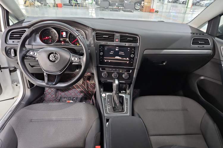 Used Volkswagen Golf 2019 1.8TSI Travel Edition Interior 3
