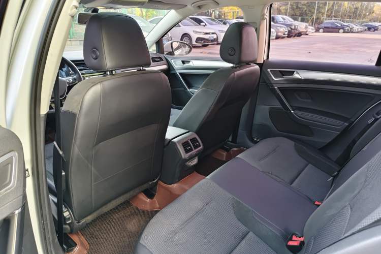 Used Volkswagen Golf 2019 280TSI DSG Comfort Version China VI Standard Interior 3
