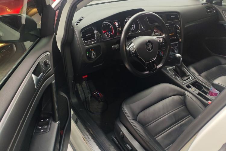 Used Volkswagen Golf 2019 1.8TSI Travel Edition Interior 3