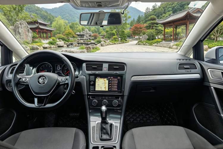 Used Volkswagen Golf 2019 200TSI DSG Comfort & Ambition Edition China VI Standard Interior 3